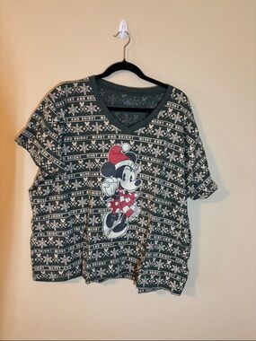 Disney Green and White Minnie Mouse Holiday Short Sleeve Tee